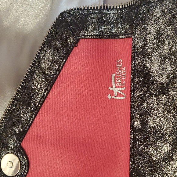 Silver & Black Metallic Ulta it Makeup Pouch with Makeup Brushes - Picture 1 of 6